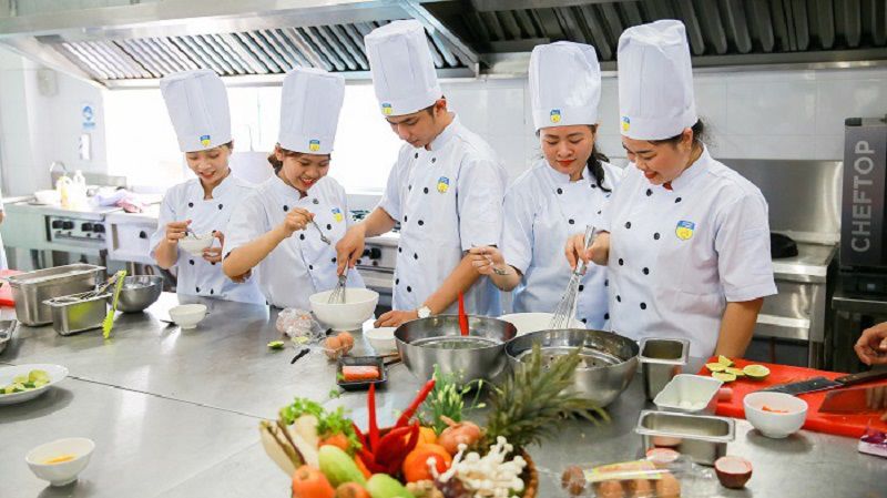 Mức lương ngành Quản trị nhà hàng chi tiết theo cấp bậc